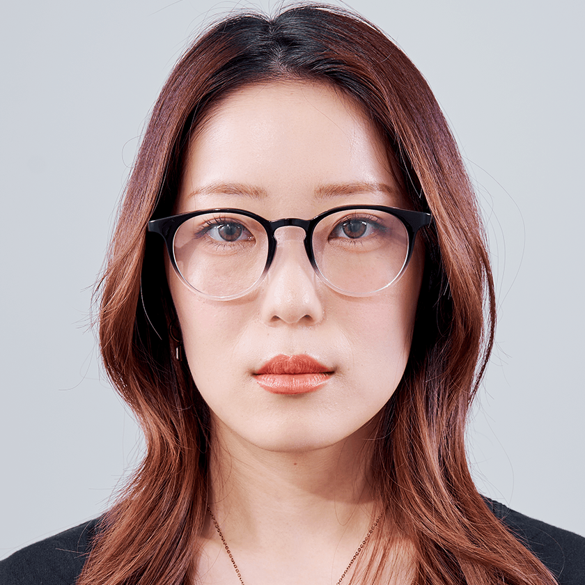女性のメガネ装着イメージ