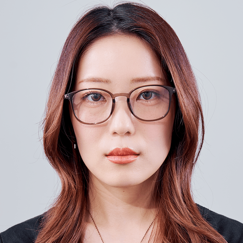 女性のメガネ装着イメージ