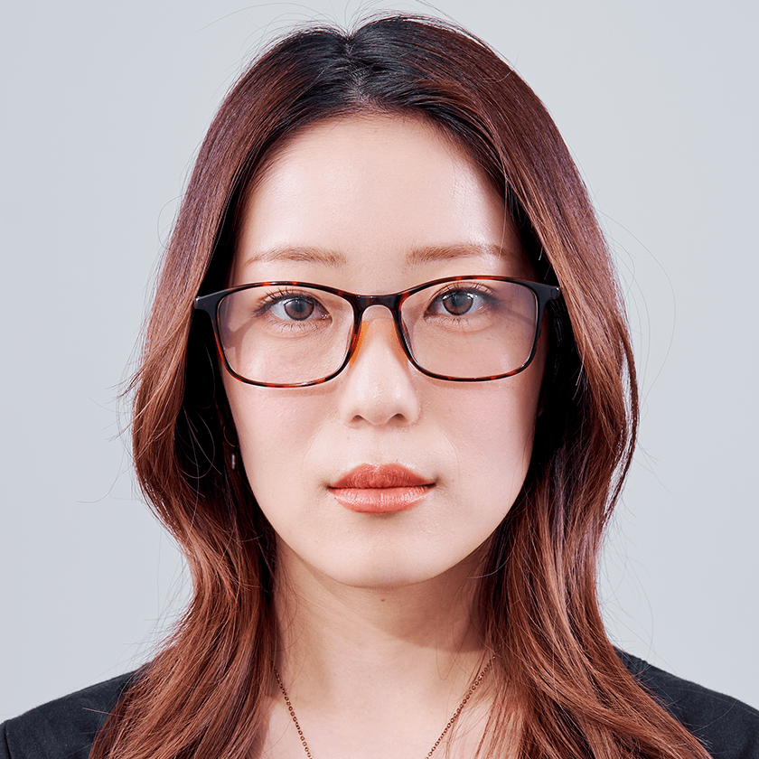 女性のメガネ装着イメージ